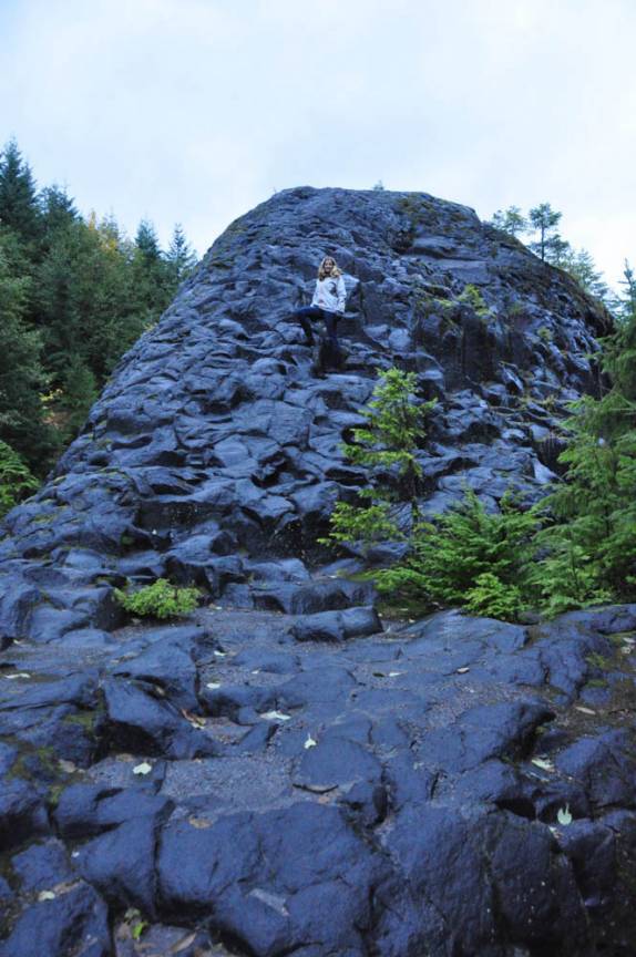 Subindo em antiga lava solidificada no Lava Canyon, ao sul do Mt. St. Helens, no estado de Washington, nos EUA
